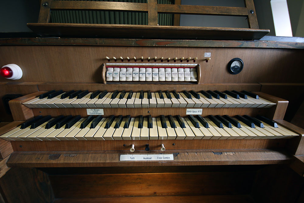 Spieltisch der Orgel in der PH Abteilung Musik. Orgel von Orgelbauer Weigle, Opus 870